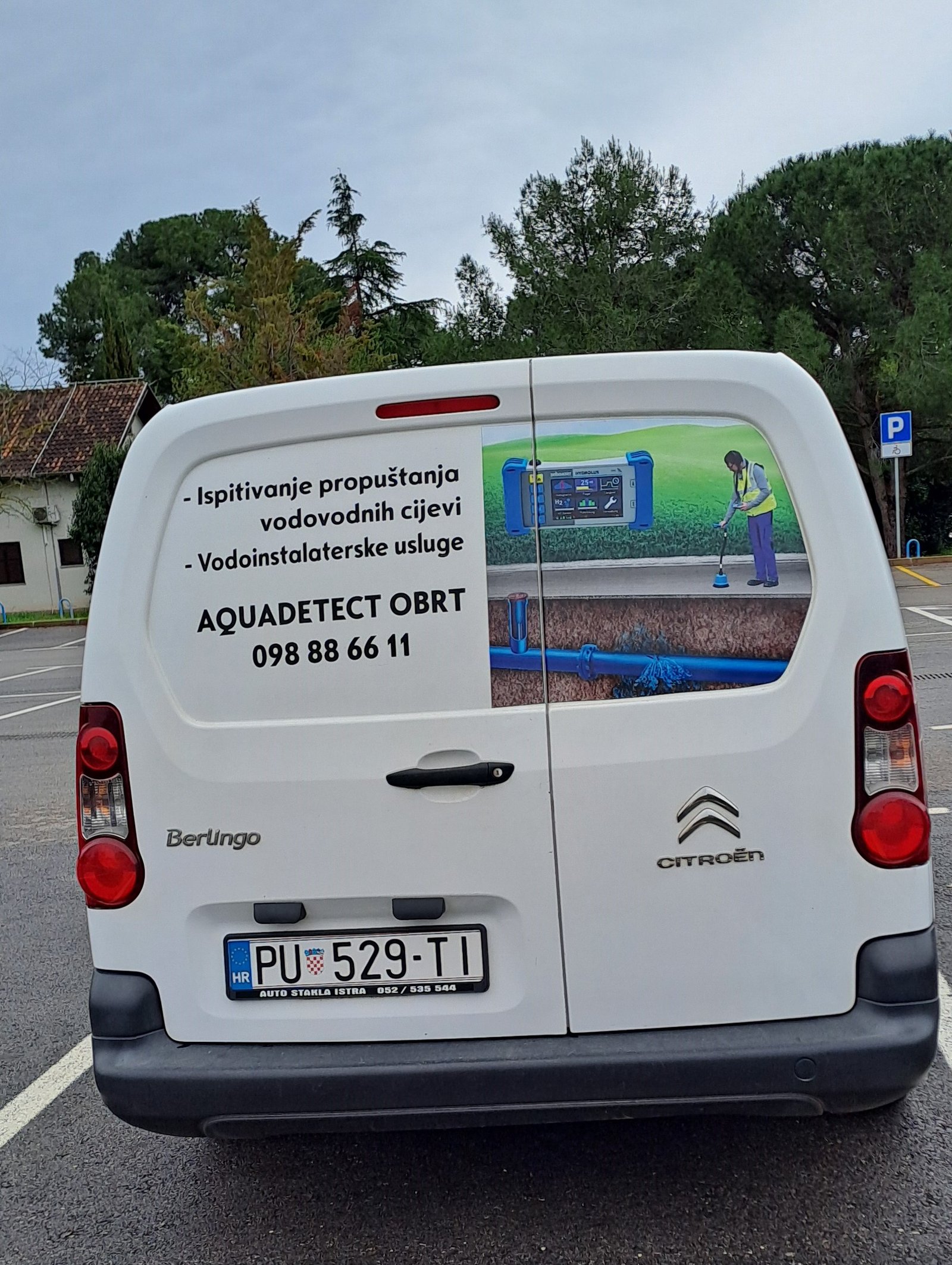 Aquadetect vodoinstalaterski servis kombi vozilo